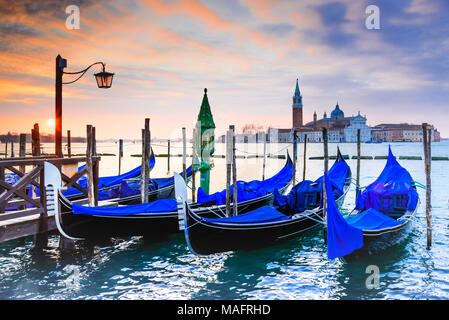 Venezia, Italia. Sunrise con gondole sul Canal Grande e Piazza San Marco, Mare Adriatico.
