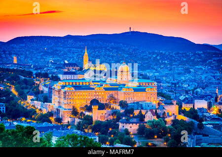 Budapest, Ungheria. Il Castello di Buda, visto dalla collina Gellert a Magyar città capitale. Foto Stock