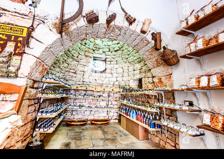 Alberobello, Italia - 10 Luglio 2015: Trullo tradizionale casa con negozio di souvenir in Alberobello Puglia. Foto Stock