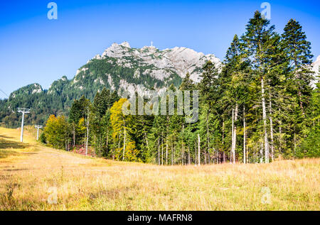 Busteni, Romania - Autunno paesaggio con la gamma dei Carpazi e Caraiman montagna nella valle di Prahova Foto Stock