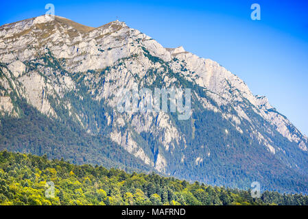 Busteni, Romania - Autunno paesaggio con la gamma dei Carpazi e Caraiman montagna nella valle di Prahova Foto Stock