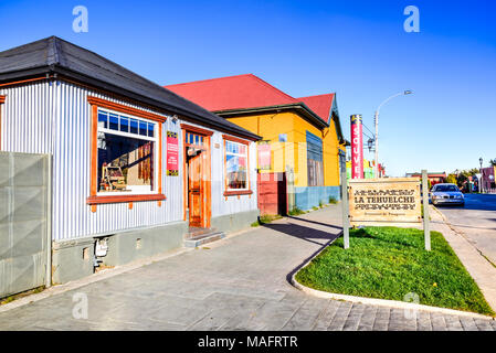 Puerto Natales, Cile - Aprile 2017: scena urbana di Puerto Natales, Sud Patagonia city, il cancello principale di Torres del Paine National landmark. Foto Stock