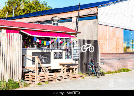 Puerto Natales, Cile - Aprile 2017: scena urbana di Puerto Natales, Sud Patagonia city, il cancello principale di Torres del Paine National landmark. Foto Stock