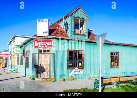 Puerto Natales, Cile - Aprile 2017: scena urbana di Puerto Natales, Sud Patagonia city, il cancello principale di Torres del Paine National landmark. Foto Stock