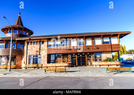 Puerto Natales, Cile - Aprile 2017: scena urbana di Puerto Natales, Sud Patagonia city, il cancello principale di Torres del Paine National landmark. Foto Stock