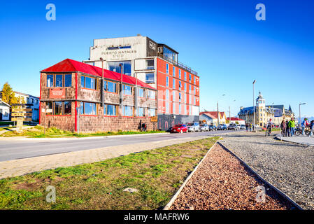 Puerto Natales, Cile - Aprile 2017: scena urbana di Puerto Natales, Sud Patagonia city, il cancello principale di Torres del Paine National landmark. Foto Stock