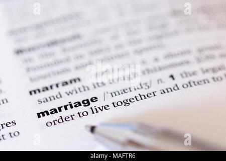 Una macro shot che mostra la definizione del matrimonio di parola in un dizionario di italiano Foto Stock