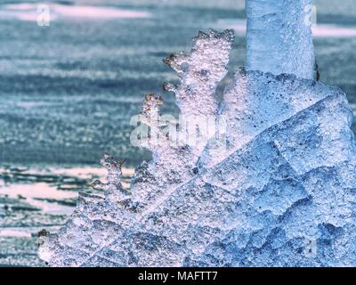 Floes rotto e iceberg. Un grande pezzo di ghiaccio sul ghiaccio di acqua dolce che ha rotto un ghiacciaio o un ripiano di ghiaccio. La riflessione in ghiaccio Foto Stock