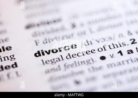 Una macro shot che mostra la definizione della parola del divorzio in un dizionario inglese Foto Stock