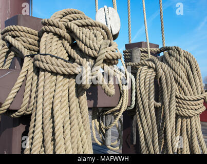 Funi e puleggia, Sindone - parti di una vecchia nave, barca a vela. Blue sky in background. Foto Stock