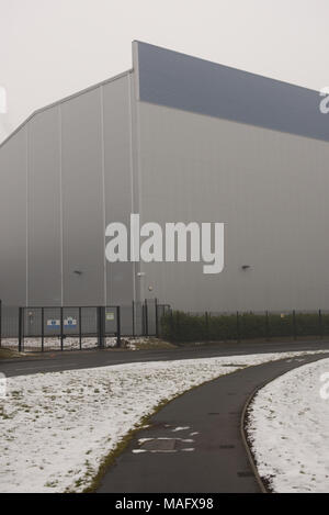 Magazzino industriale a Wath upon Dearne, South Yorkshire, Inghilterra, in una fredda giornata invernale con neve a terra Foto Stock