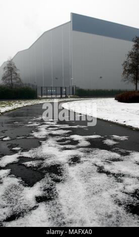 Magazzino industriale a Wath upon Dearne, South Yorkshire, Inghilterra, in una fredda giornata invernale con neve a terra Foto Stock