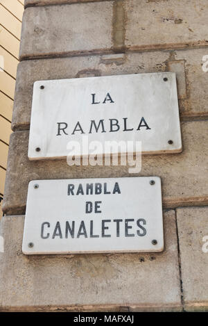La Rambla strada segno e Rambla de Canaletes nelle Ramblas, Barcelona, Spagna Foto Stock
