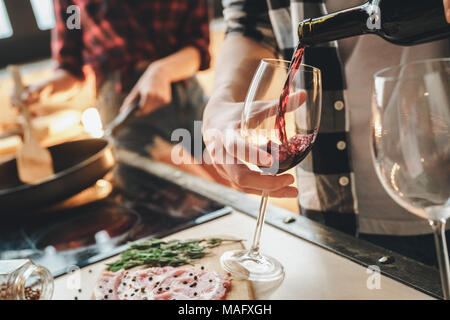 Primo piano Il dettaglio di due bicchieri e vino rosso. Indoor, cucina home interno, studio shot. Foto Stock
