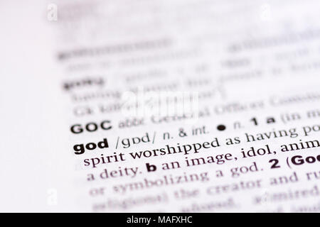 Una macro shot che mostra la definizione della parola di Dio in un dizionario inglese Foto Stock
