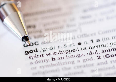 Una macro shot che mostra la definizione della parola di Dio in un dizionario inglese Foto Stock