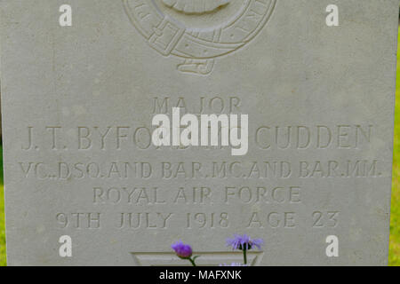 La tomba di James T Byford McCudden, VC, DSO & Bar, MC & Bar, MM NEL Wavans cimitero britannico, Beauvoir-Wavans, nel nord della Francia. Foto Stock