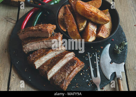 Fried costolette di maiale con patate e spezie Foto Stock