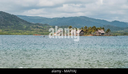 La kuna villaggio sull isola, case in legno su acqua, Guna Yala, Panama - Foto Stock