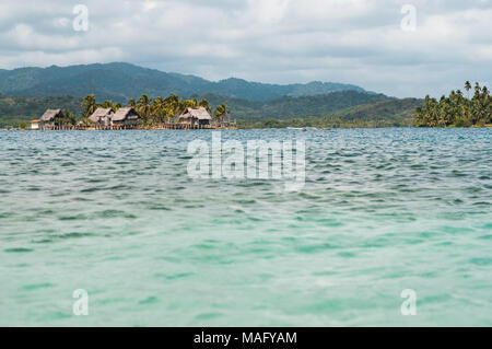 La kuna villaggio sull isola, case in legno su acqua, Guna Yala, Panama - Foto Stock