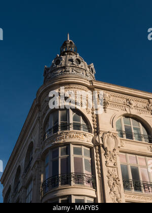 Vista verticale del XIX secolo in edificio storico nel centro di Narbonne Foto Stock