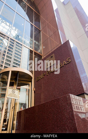 New York, 15 marzo 2018: ingresso a BNP Paribas edificio per uffici nel centro di Manhattan. Foto Stock