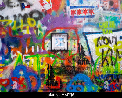 Graffiti e messaggi di pace su John Lennon tributo parete colorata a Praga, Repubblica Ceca Foto Stock