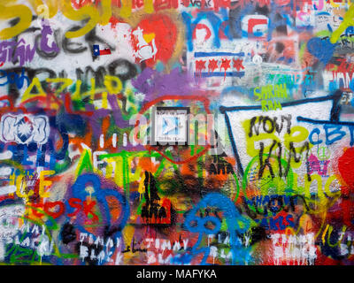 Graffiti e messaggi di pace su John Lennon tributo parete colorata a Praga, Repubblica Ceca Foto Stock