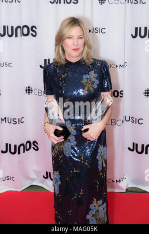 Vancouver, Canada. Il 24 marzo 2018. La cantante jazz Diana Krall pone dietro le quinte con i suoi due premi di Juno. Foto Stock