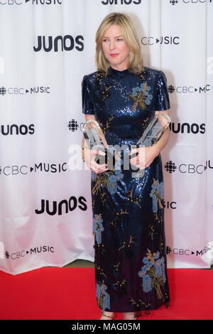 Vancouver, Canada. Il 24 marzo 2018. La cantante jazz Diana Krall pone dietro le quinte con i suoi due premi di Juno. Foto Stock