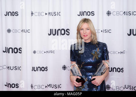 Vancouver, Canada. Il 24 marzo 2018. La cantante jazz Diana Krall pone dietro le quinte con i suoi due premi di Juno. Foto Stock