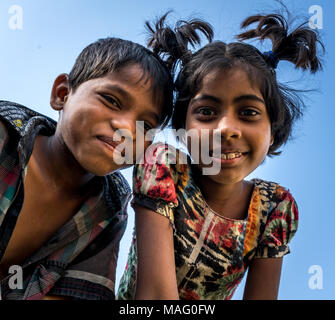 Una immagine di un ragazzo e una ragazza catturato mentre ero sulla spedizione in qualche villaggio indiano in Gujarat, erano ambedue abbastanza curioso di vedere la fotocamera digitale. Foto Stock