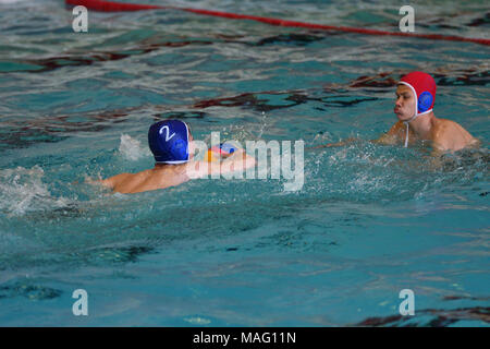 Orenburg, Russia - 4 maggio 2017 anni: i ragazzi giocare in acqua polo presso la città pallanuoto torneo Foto Stock