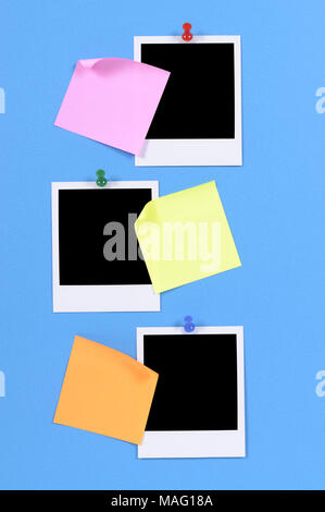 Blank Foto stampe con sticky notes appuntata a carta blu. Foto Stock