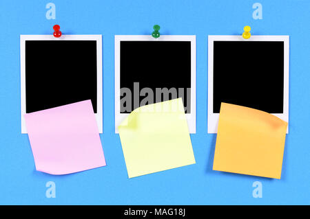 Blank Foto stampe con sticky notes imperniata al blu carta craft. Foto Stock