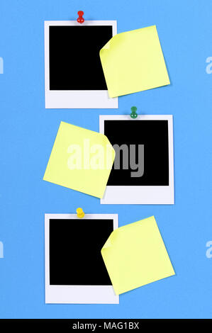 Blank Foto stampe con sticky notes appuntata a carta blu. Foto Stock