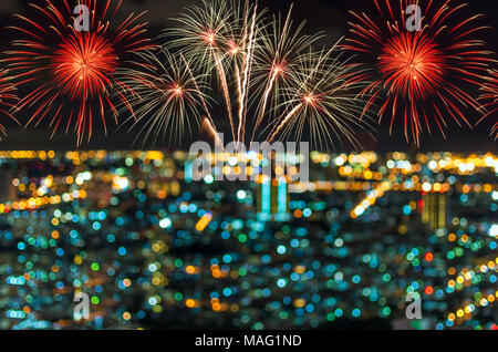 Fuochi d'artificio multicolore con paesaggio urbano di Twilight time, foto sfocata bokeh di fondo Foto Stock