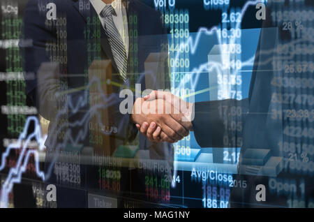 Agitare a mano tra imprenditore su stock market chart,Closeup Stock Market lo scambio di dati su display a LED, business concetto di trading Foto Stock