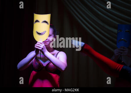 La Bielorussia, Gomel, 30 gennaio 2018. Il Gomel biblioteca regionale. Discorso del popolo della circus Abel.La donna in una maschera di fase Foto Stock