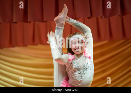 La Bielorussia, Gomel, 30 gennaio 2018. Il Gomel biblioteca regionale. Discorso del popolo della circus Abel.flessibile ginnasta ragazza. Foto Stock