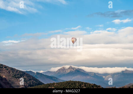 In mongolfiera ad aria calda con il Pyrennes sullo sfondo, giorno nuvoloso, Catalogna, Spagna Foto Stock
