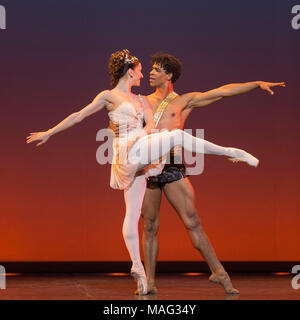 08/12/2015. Londra, Regno Unito. Nella foto: Diana & Acteon da Agrippino Vaganova eseguita da Carlos Acosta e Marianela Nunez. Carlos Acosta esegue una selezione classica at The London Coliseum, 8 al 13 dicembre 2015, presentare in evidenza da Carlos' carriera nella celebrazione di ventisei anni come un ballerino sul palco di Londra. Foto Stock