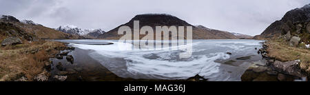 Congelati Ogwen Llyn e penna yr Ole Wen in Snowdonia, il Galles del Nord in inverno Foto Stock