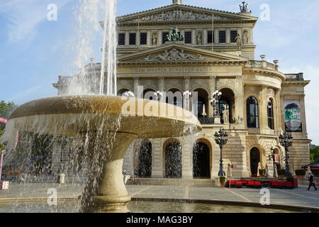 Alte Oper, la Vecchia Opera, Opernplatz, fontana di fronte alla vecchia Opera House, Francoforte, Germania, Foto Stock