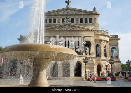 Alte Oper, la Vecchia Opera, Opernplatz, fontana di fronte alla vecchia Opera House, Francoforte, Germania, Foto Stock