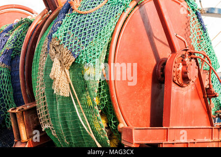 Un arancione la puleggia in acciaio con arrotolato in rete da pesca Foto Stock