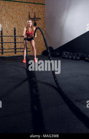 Foto di atleta giovane ragazza in formazione con due funi Foto Stock