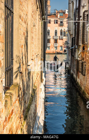 Sillouette di un gondoliere sul Canal Grande a Venezia Foto Stock