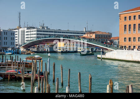 Ponte della Costituzione per la stazione ferroviaria di Santa Lucia Foto Stock