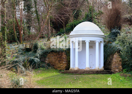 Milton il tempio, un edificio del XVIII secolo di follia nel Parco di Mount Edgcumbe country park, Cornwall, Regno Unito Foto Stock